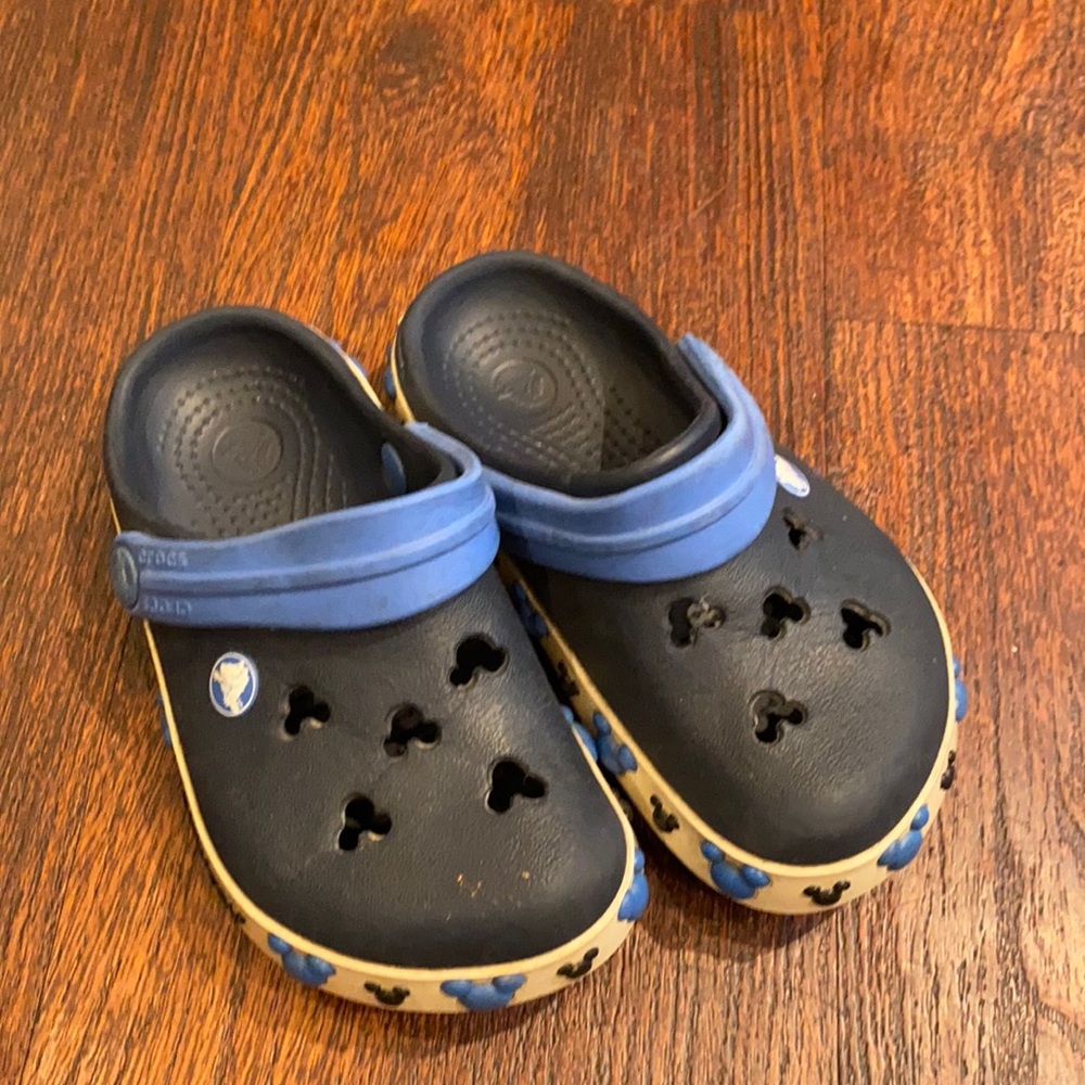 CROCS Kids Black and Blue Mickey-Print Clogs